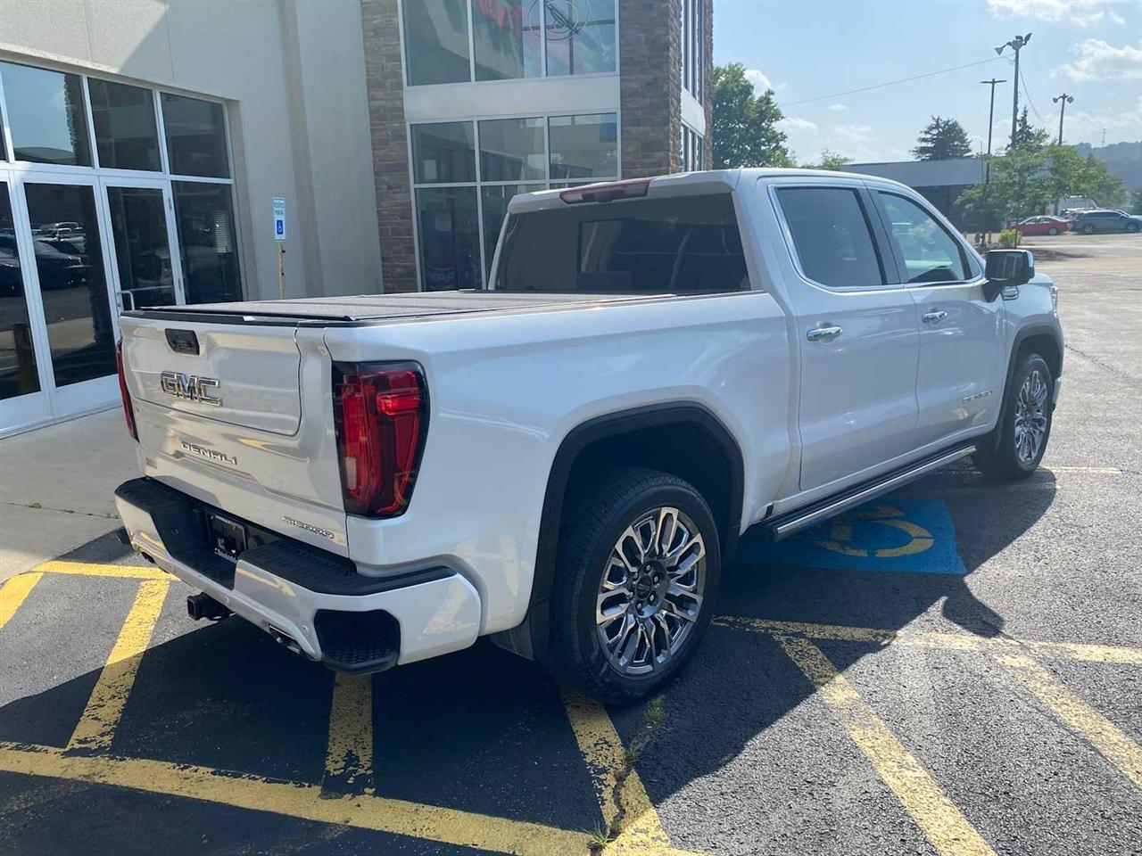 GMC Sierra 1500 Denali Ultimate Crew Cab 4WD 2024