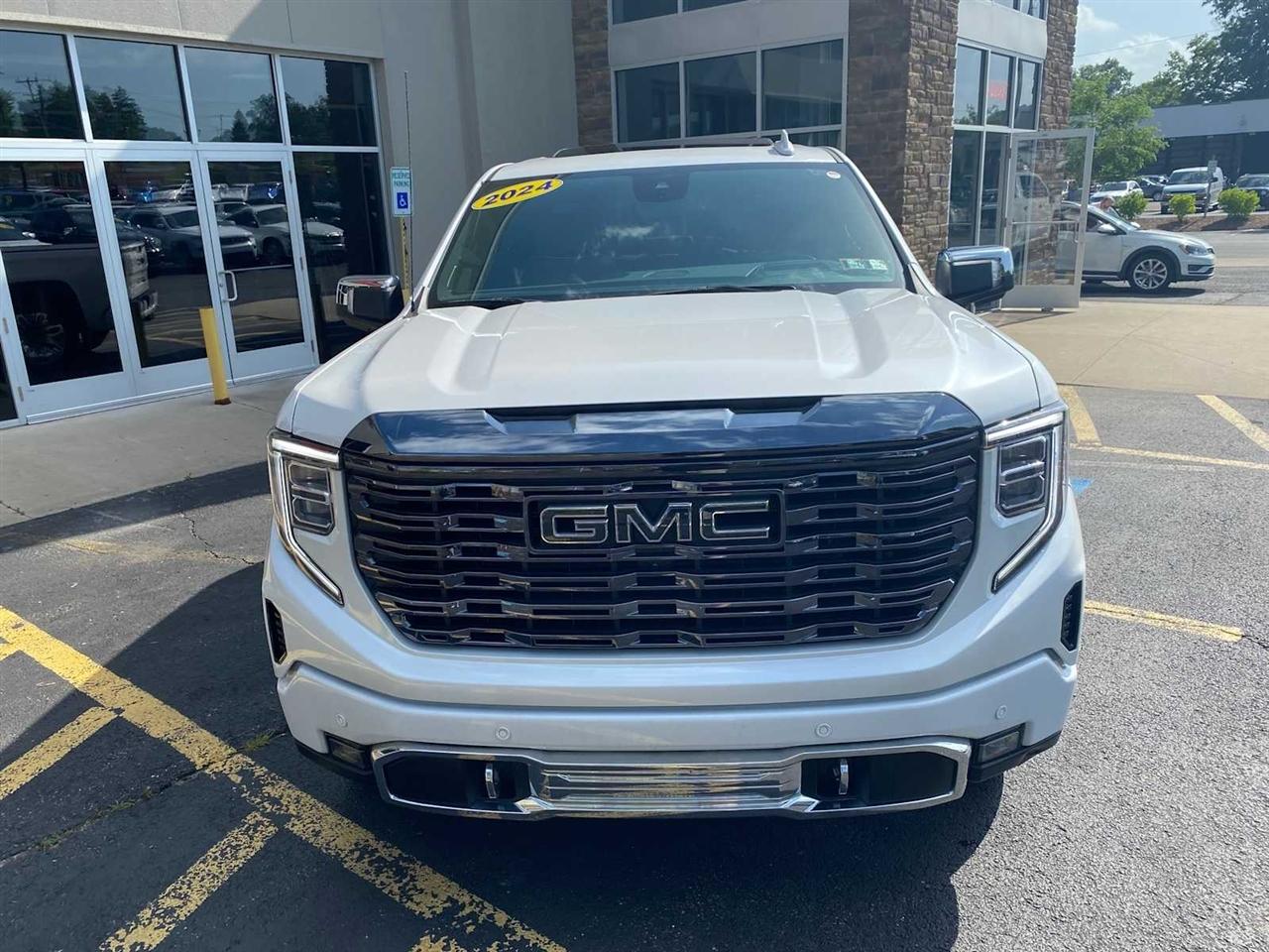 GMC Sierra 1500 Denali Ultimate Crew Cab 4WD 2024