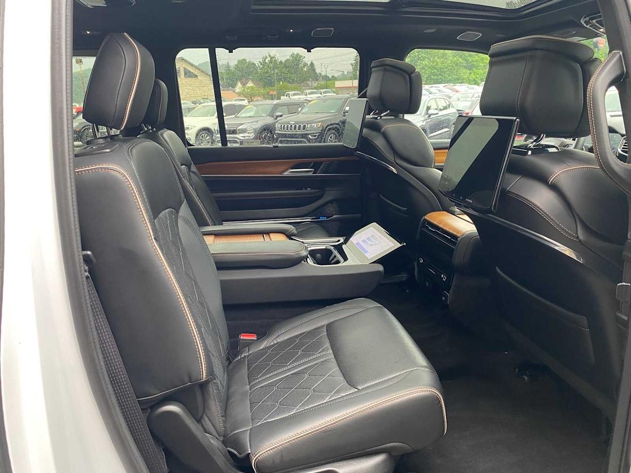Jeep Grand Wagoneer Series III 4WD 2024