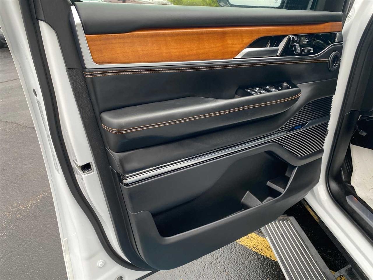 Jeep Grand Wagoneer Series III 4WD 2024