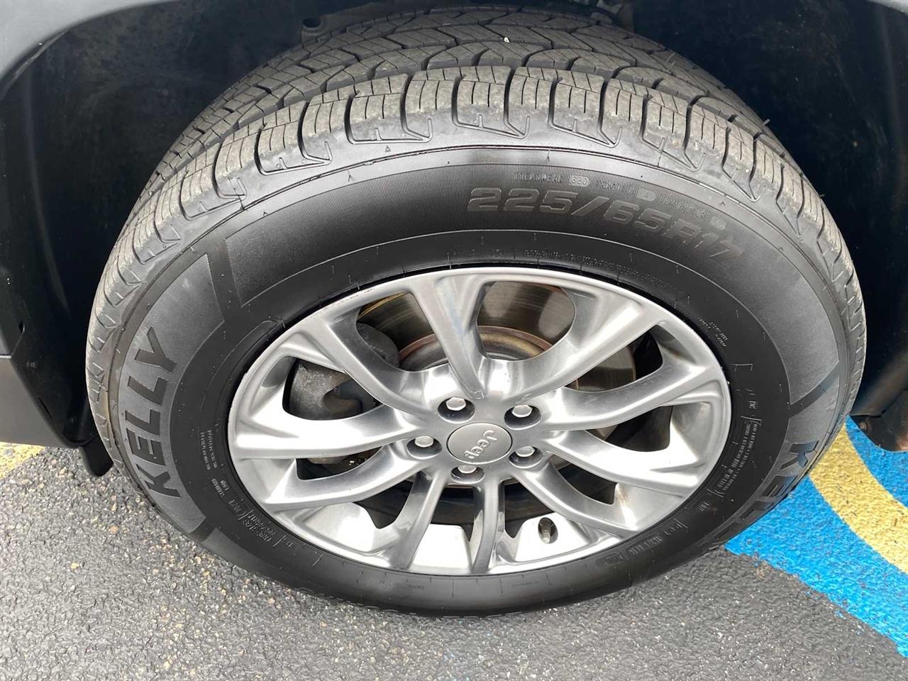 Jeep Cherokee Latitude LUX 4D SUV 4WD 2021