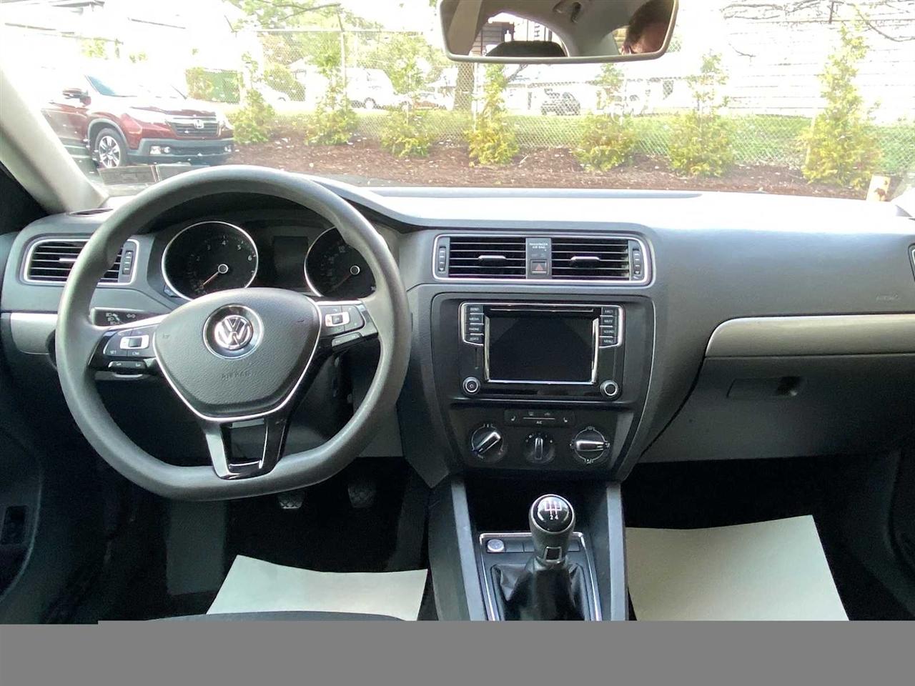 Volkswagen Jetta 1.4T SE 6A 2016