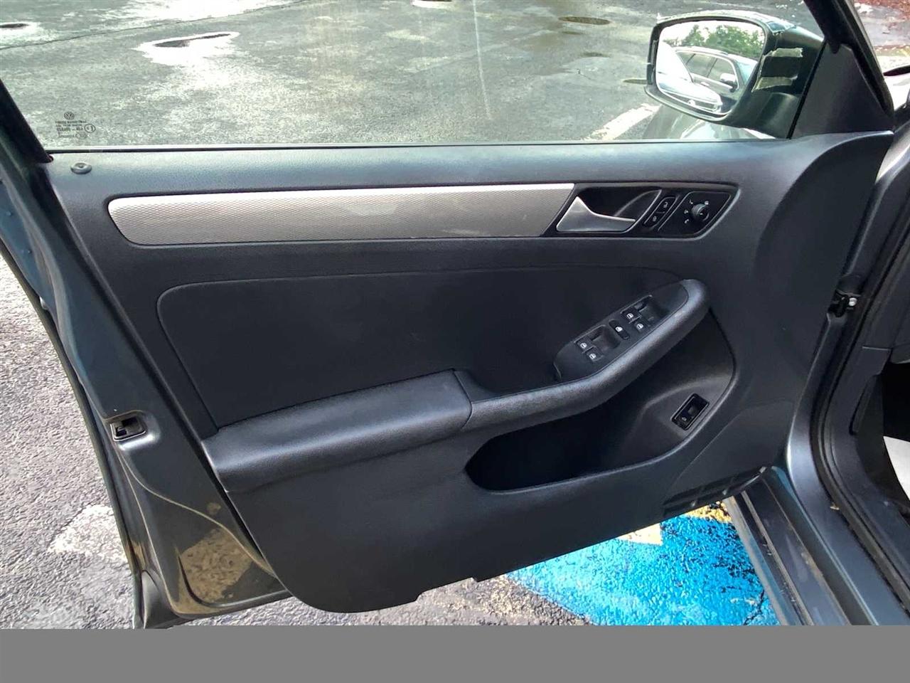 Volkswagen Jetta 1.4T SE 6A 2016