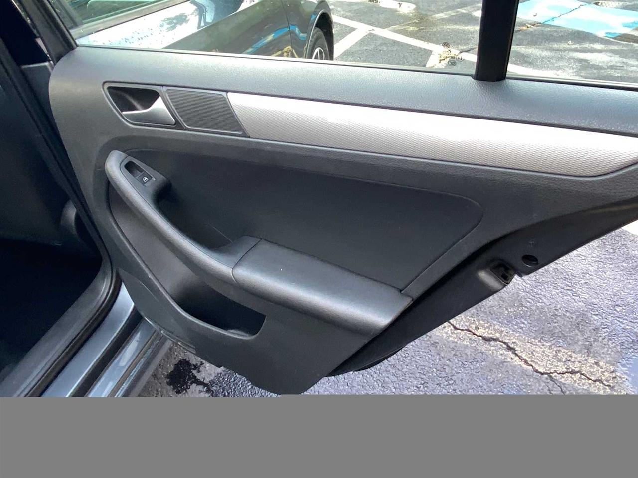 Volkswagen Jetta 1.4T SE 6A 2016