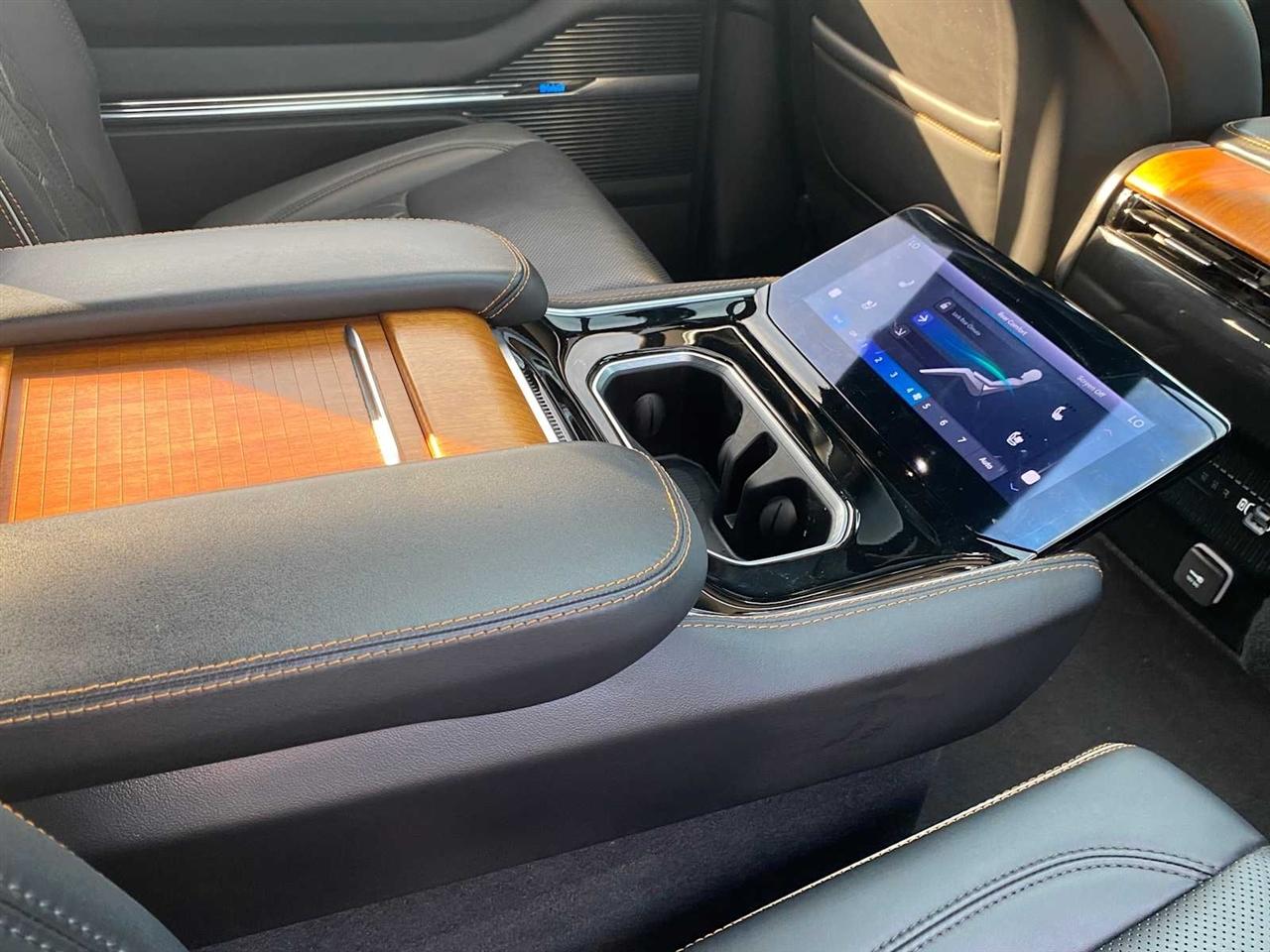 Jeep Grand Wagoneer Series III 4WD 2022