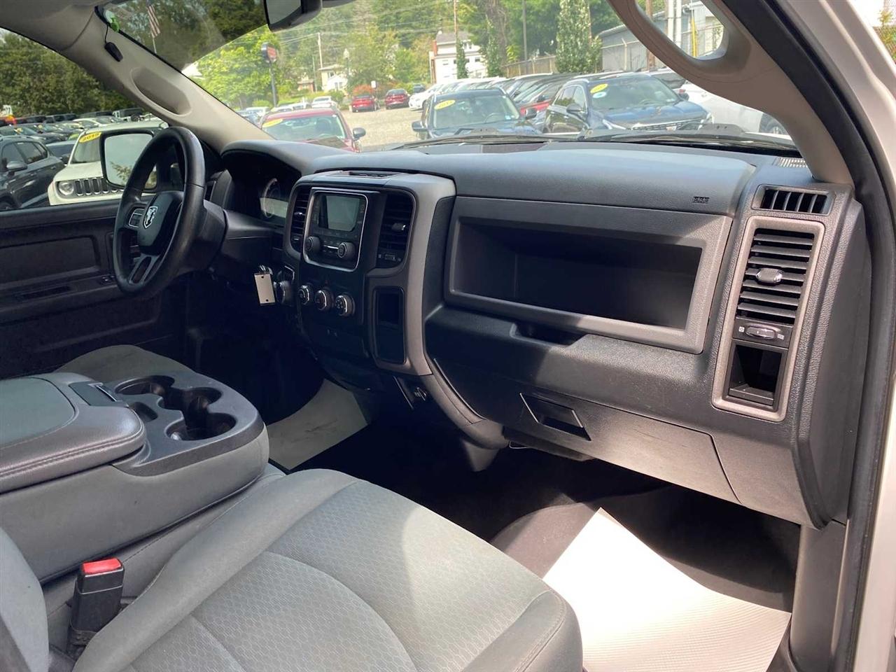 RAM 1500 Tradesman Crew Cab SWB 4WD 2016