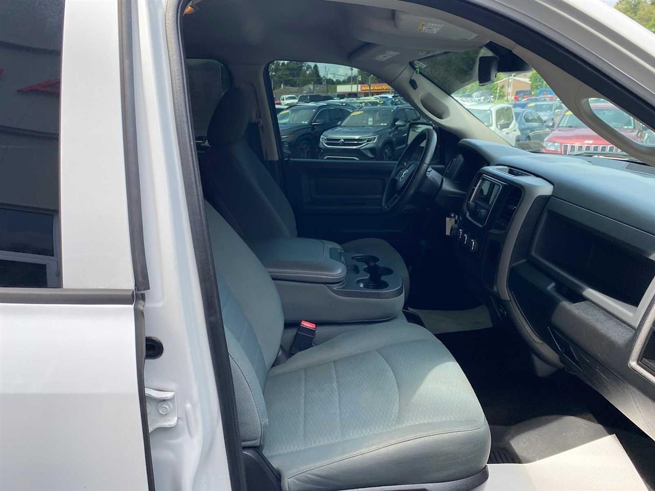 RAM 1500 Tradesman Crew Cab SWB 4WD 2016