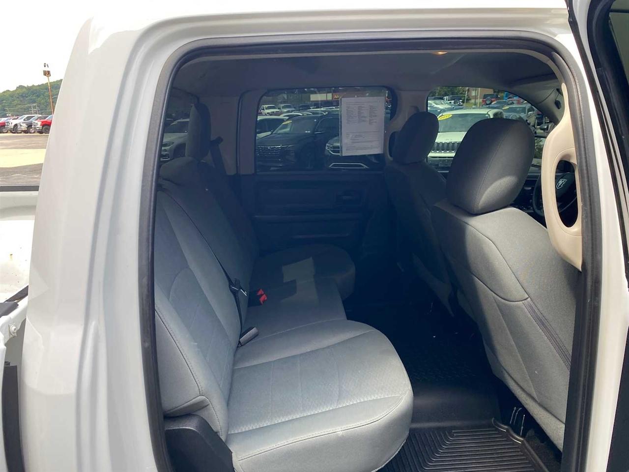 RAM 1500 Tradesman Crew Cab SWB 4WD 2016