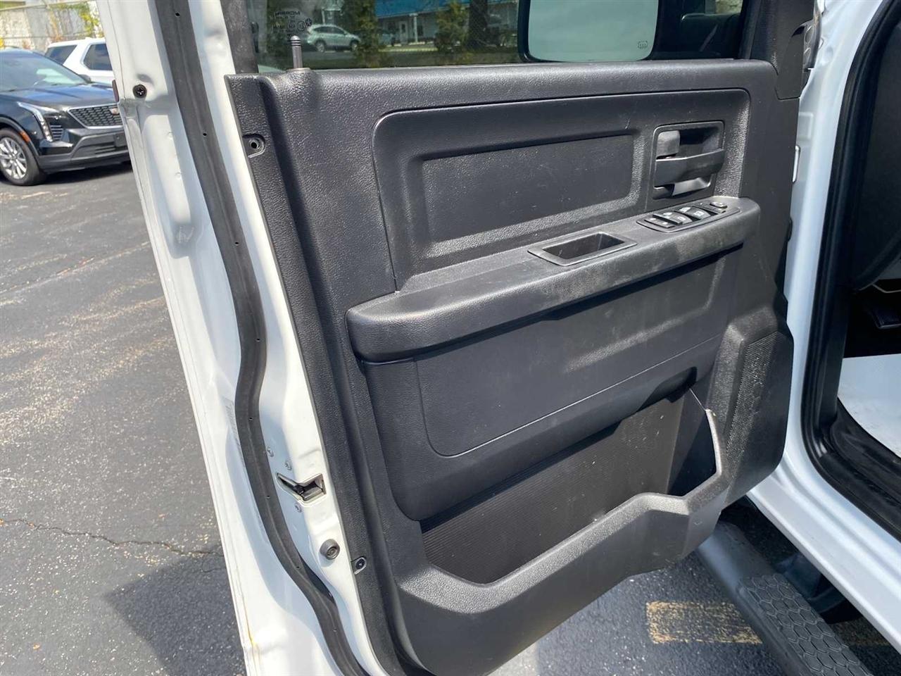 RAM 1500 Tradesman Crew Cab SWB 4WD 2016