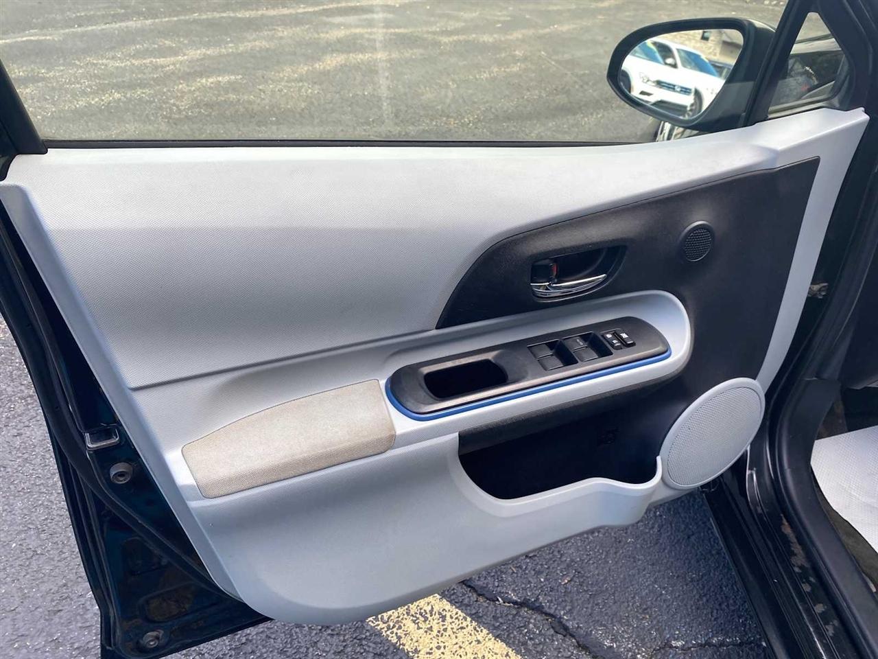 Toyota Prius c Three 2012