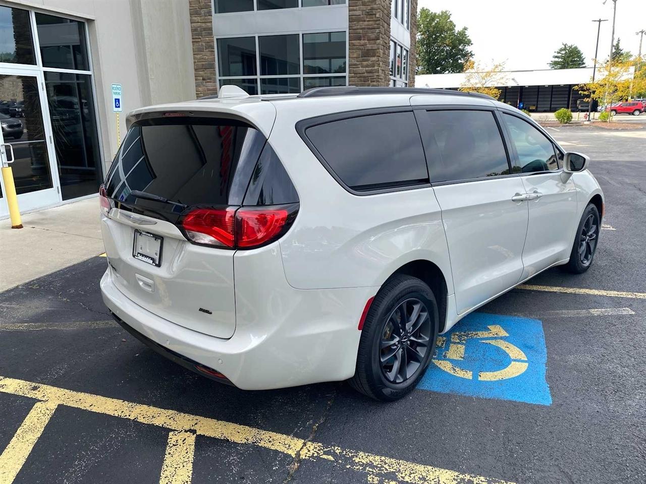 Chrysler Pacifica Launch Edition AWD 2020