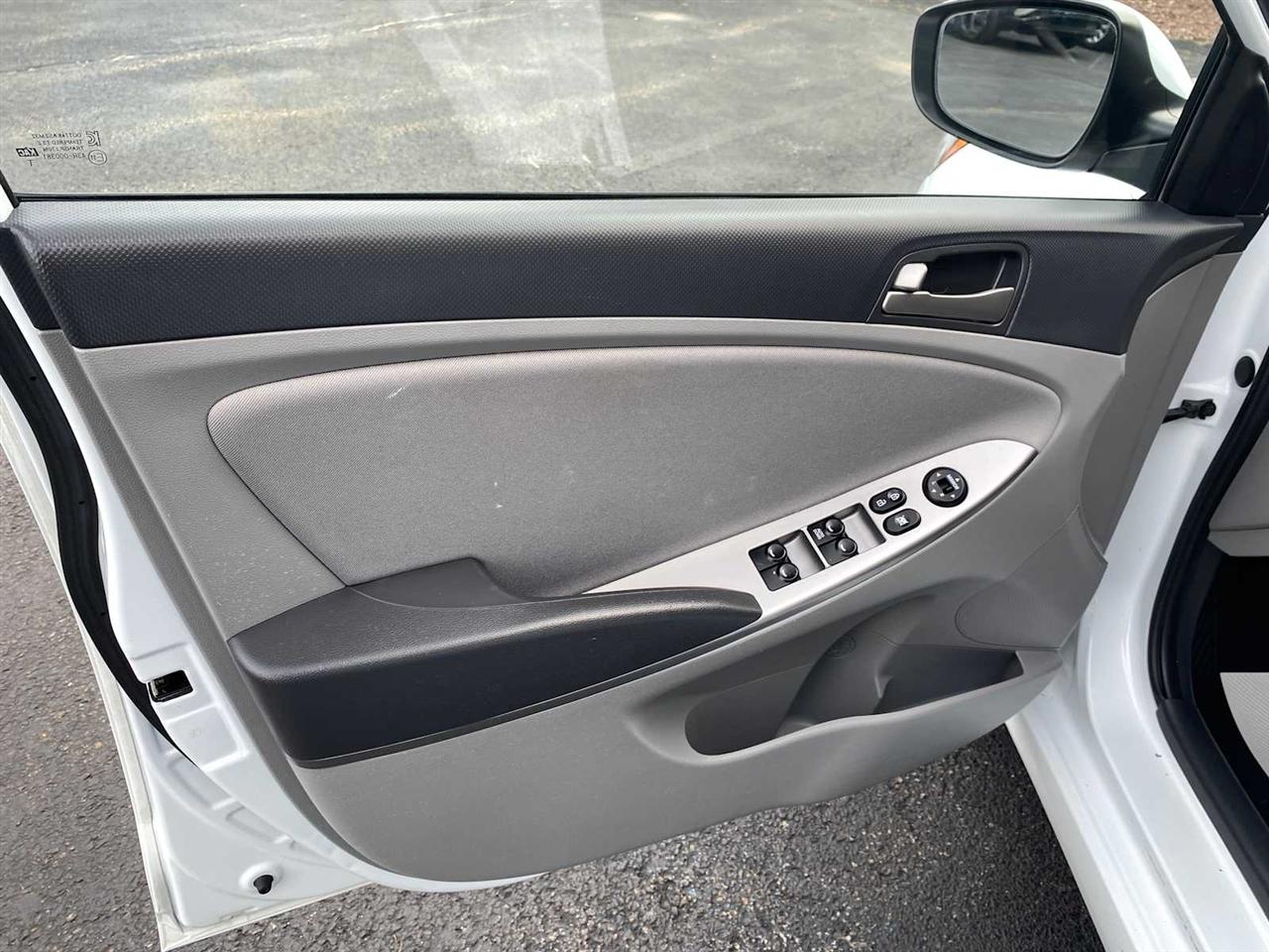 Hyundai Accent SE 4-Door 6A 2016