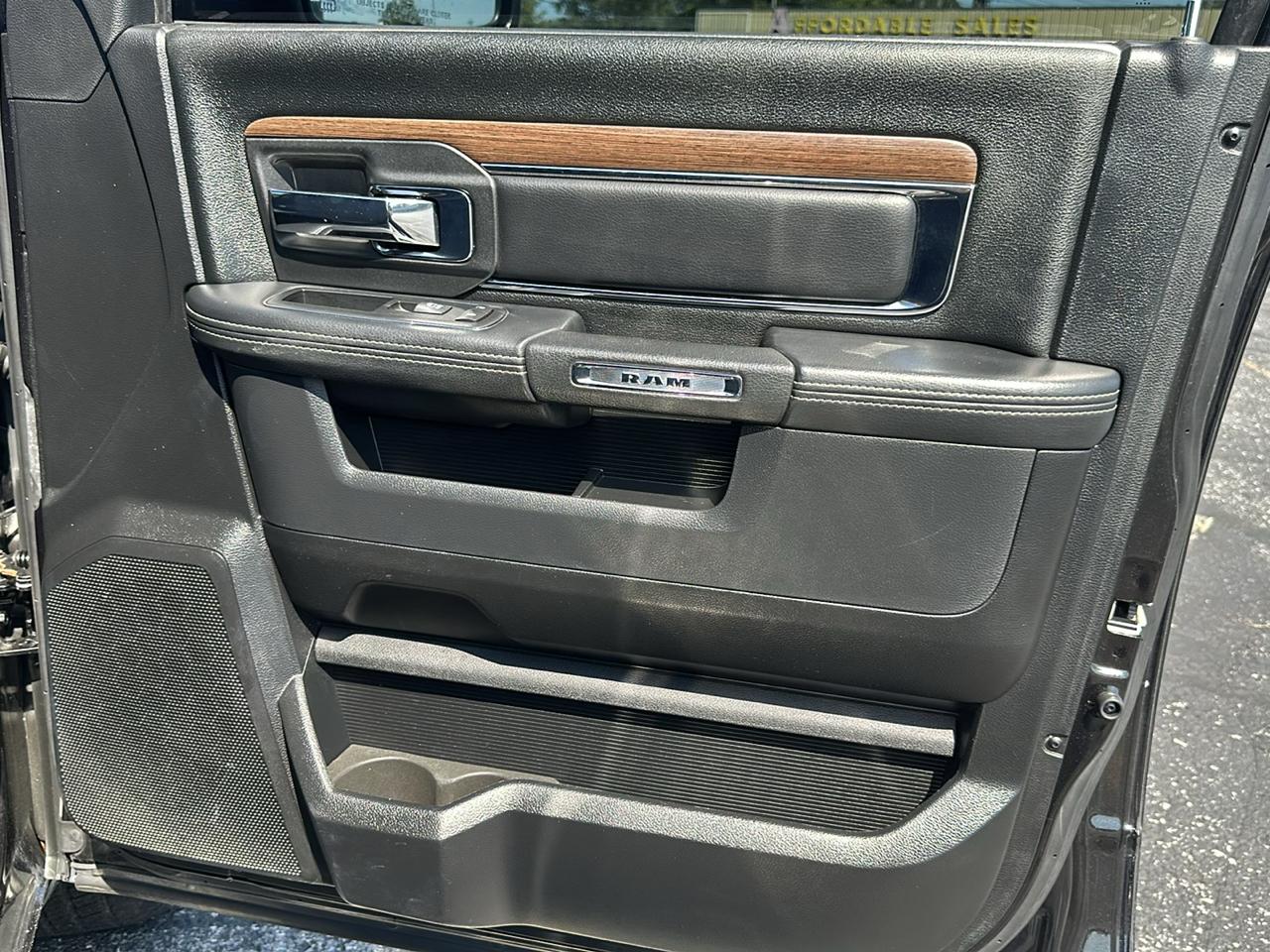RAM 1500 Laramie Crew Cab 2WD 2015
