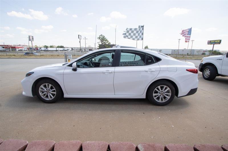 Toyota Camry Hybrid XLE 2025