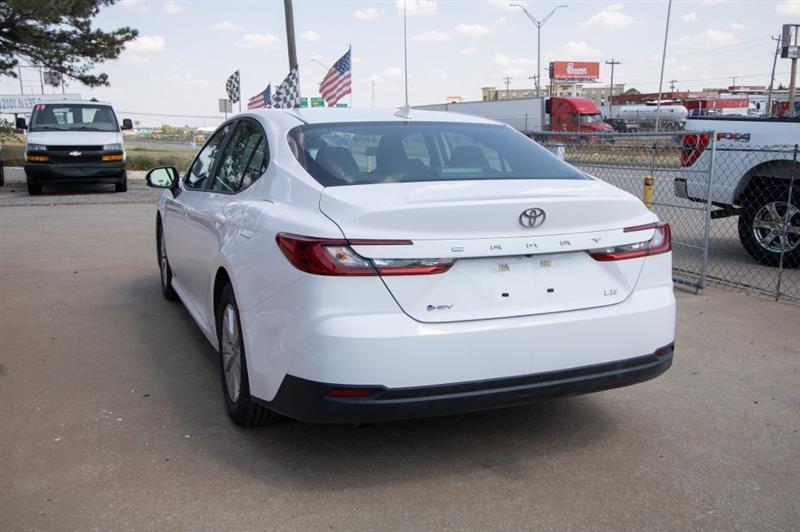 Toyota Camry Hybrid XLE 2025