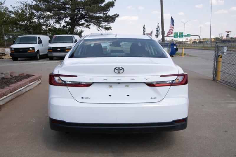 Toyota Camry Hybrid XLE 2025