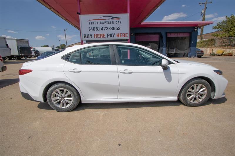 Toyota Camry Hybrid XLE 2025