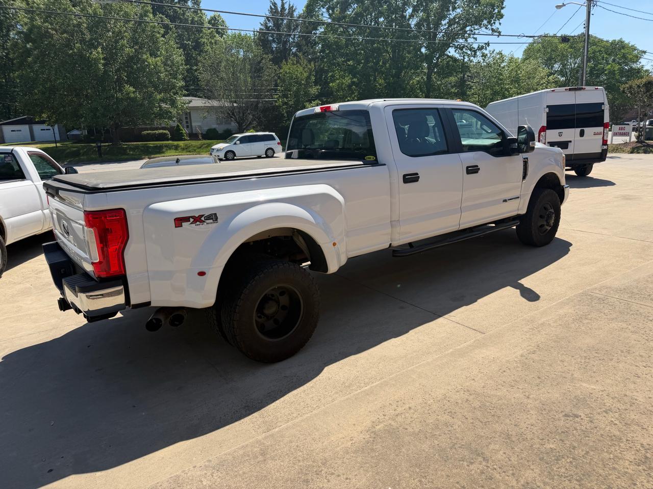 Ford F-350 SD XL Crew Cab Long Bed DRW 4WD 2017