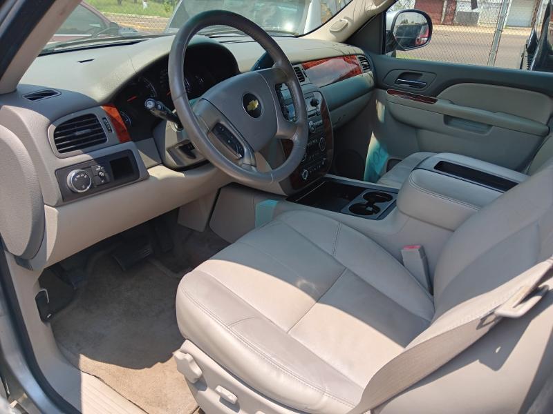 Chevrolet Suburban LT 1500 2WD 2011