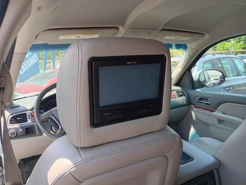 Chevrolet Suburban LT 1500 2WD 2011