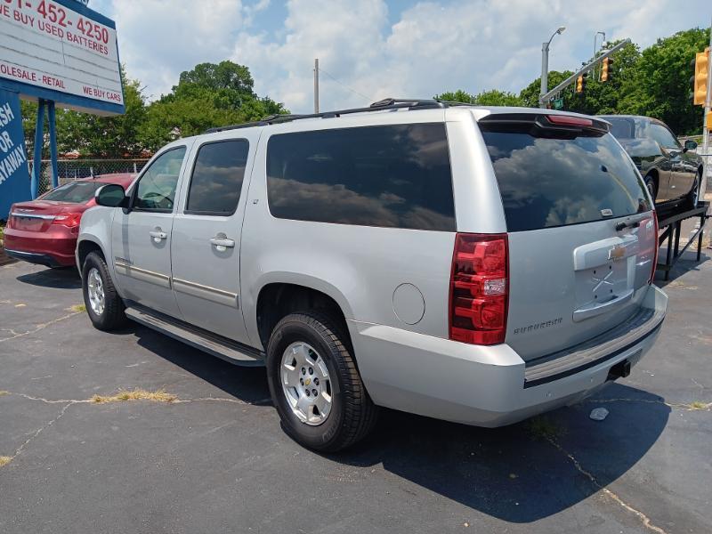 Chevrolet Suburban LT 1500 2WD 2011