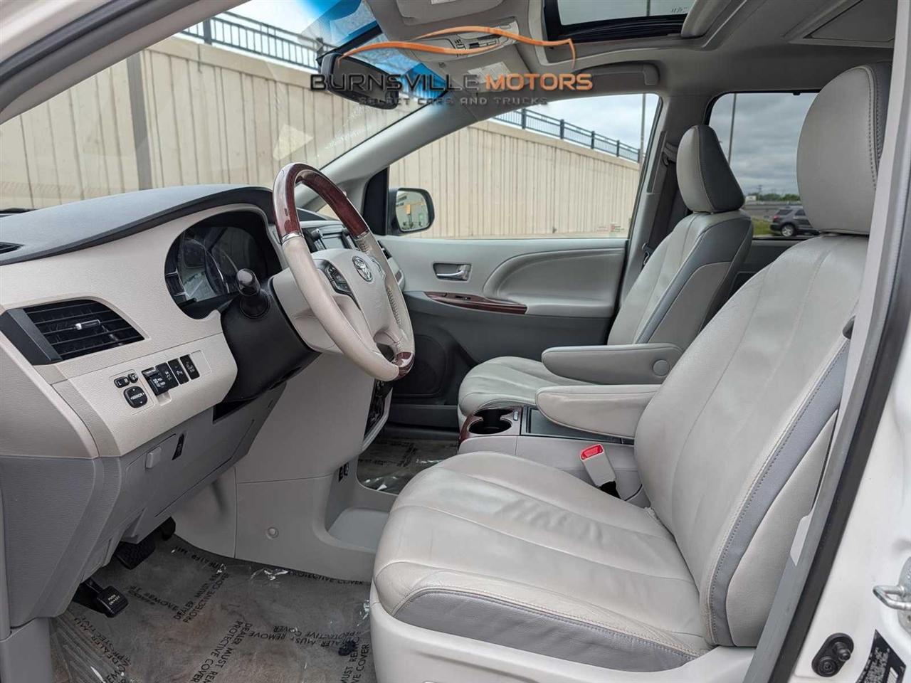Toyota Sienna 5dr 7-Pass Van V6 Ltd AWD (Natl) 2014