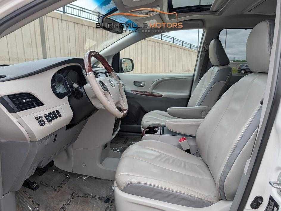 Toyota Sienna 5dr 7-Pass Van V6 Ltd AWD (Natl) 2014
