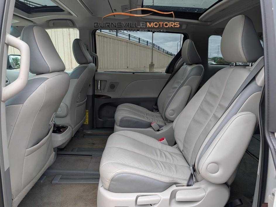 Toyota Sienna 5dr 7-Pass Van V6 Ltd AWD (Natl) 2014