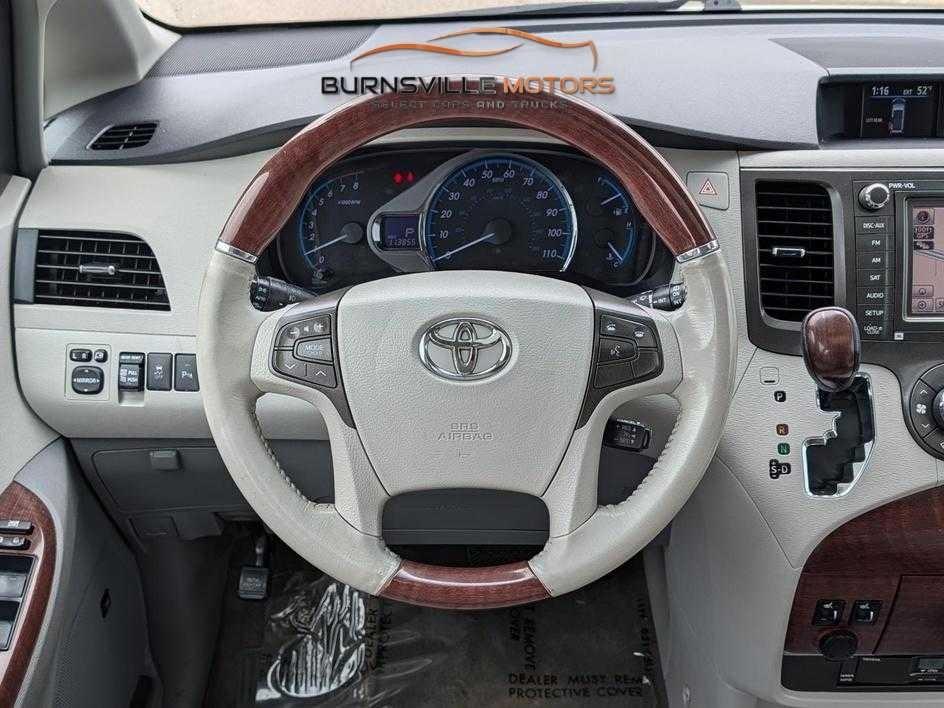 Toyota Sienna 5dr 7-Pass Van V6 Ltd AWD (Natl) 2014