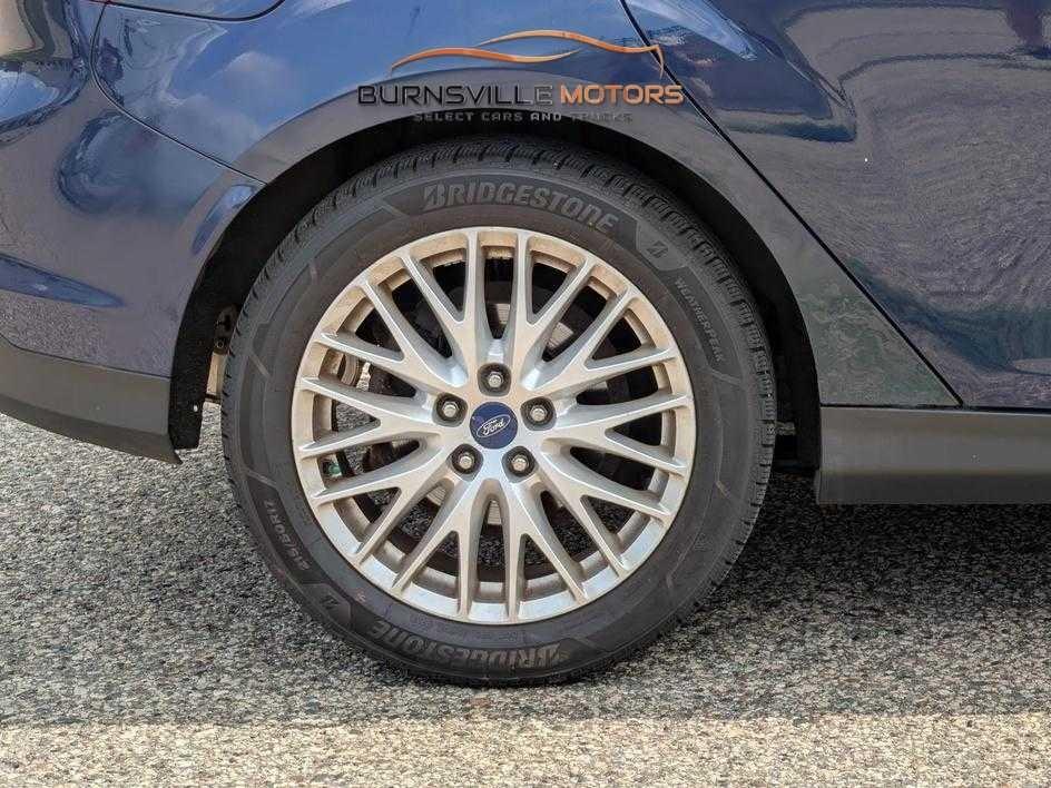 Ford Focus 5dr HB SEL 2012