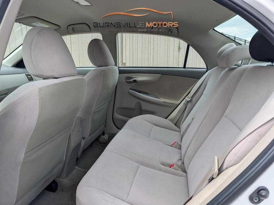 Toyota Corolla 4dr Sdn Man (Natl) 2010