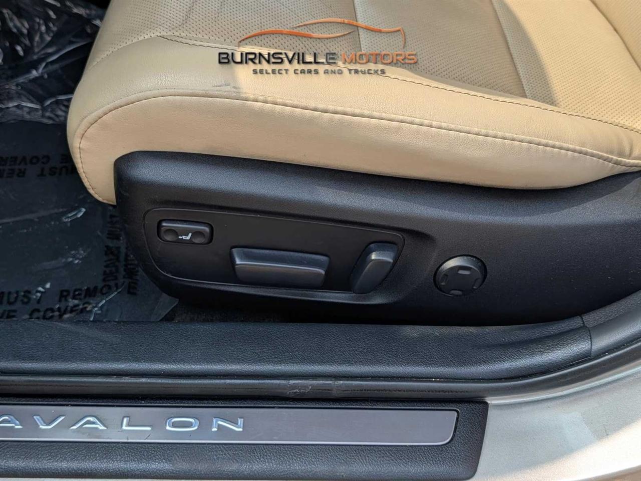 Toyota Avalon 4dr Sdn XLE Premium (Natl) 2014