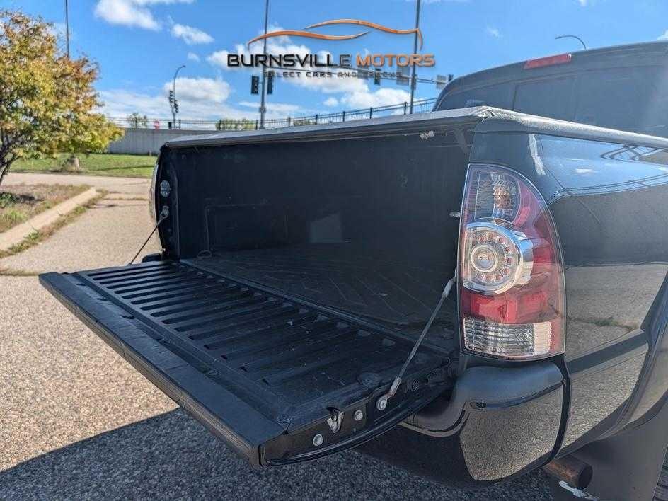 Toyota Tacoma 4WD Double Cab V6 MT (Natl) 2013