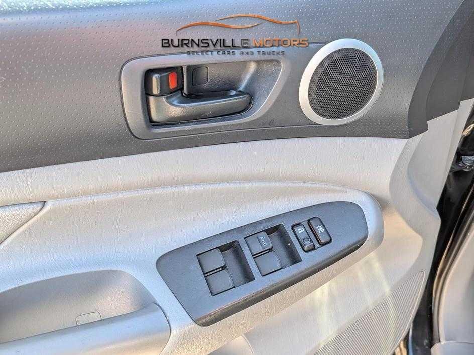 Toyota Tacoma 4WD Double Cab V6 MT (Natl) 2013