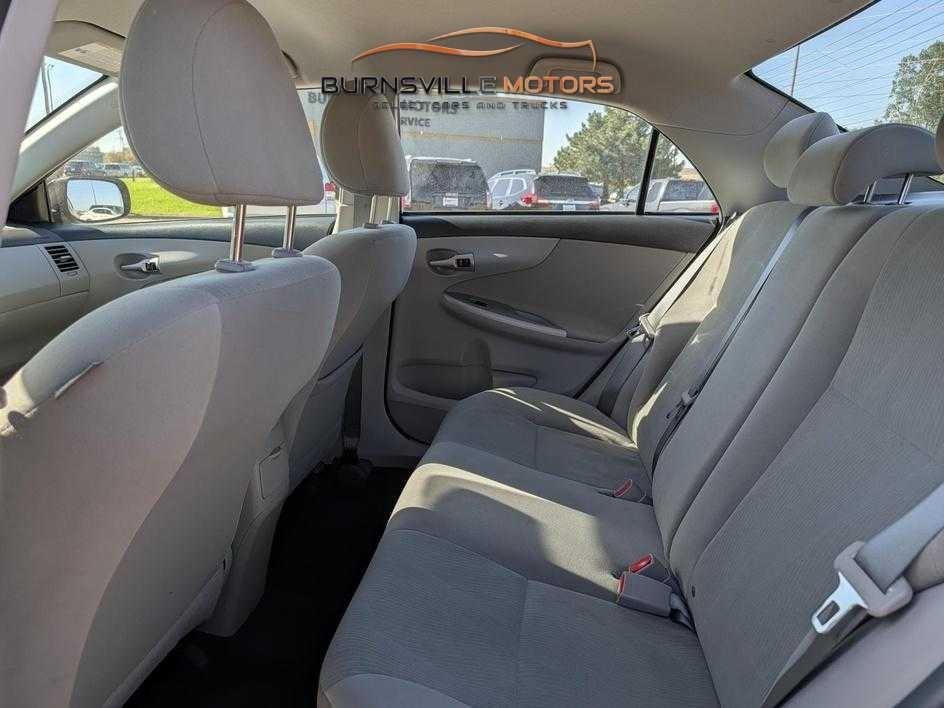 Toyota Corolla 4dr Sdn Auto LE Special Edition (Natl) 2013