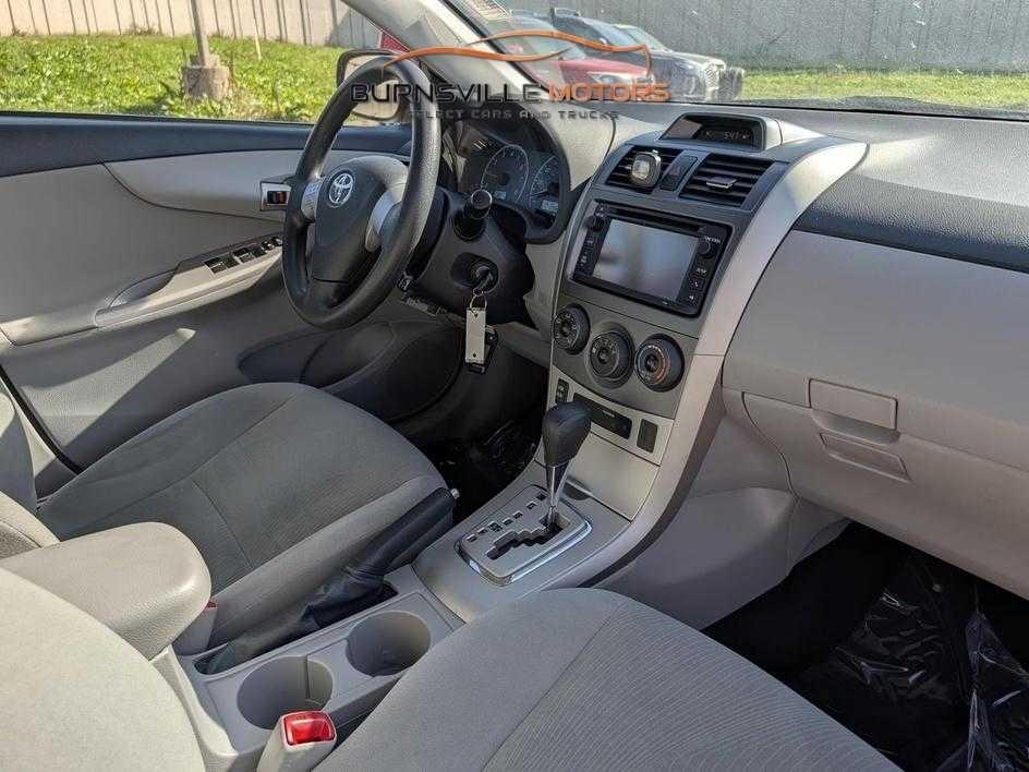 Toyota Corolla 4dr Sdn Auto LE Special Edition (Natl) 2013