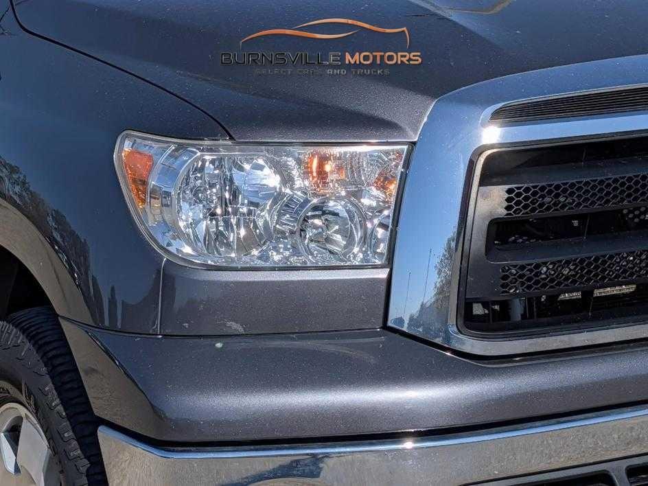 Toyota Tundra 4WD Truck CrewMax 5.7L FFV V8 6-Spd AT (Natl) 2012