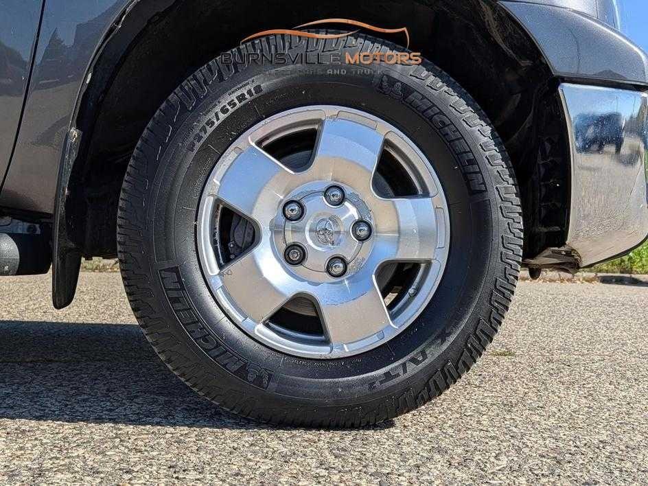 Toyota Tundra 4WD Truck CrewMax 5.7L FFV V8 6-Spd AT (Natl) 2012