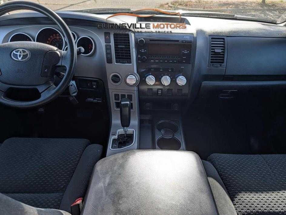 Toyota Tundra 4WD Truck CrewMax 5.7L FFV V8 6-Spd AT (Natl) 2012