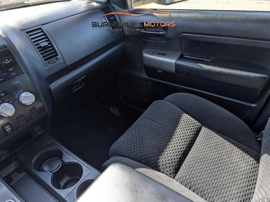 Toyota Tundra 4WD Truck CrewMax 5.7L FFV V8 6-Spd AT (Natl) 2012