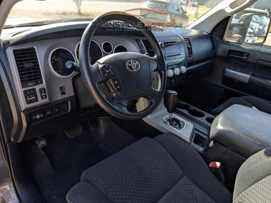 Toyota Tundra 4WD Truck CrewMax 5.7L FFV V8 6-Spd AT (Natl) 2012