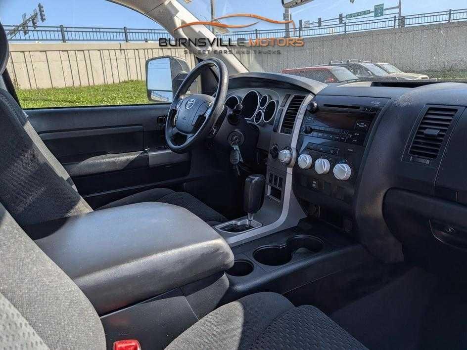 Toyota Tundra 4WD Truck CrewMax 5.7L FFV V8 6-Spd AT (Natl) 2012