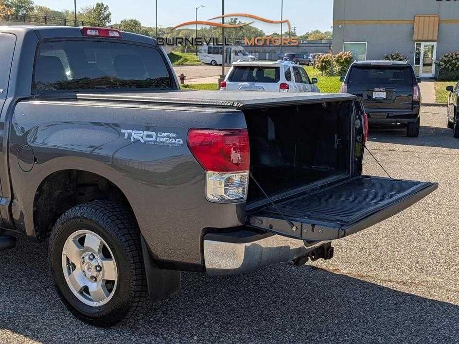 Toyota Tundra 4WD Truck CrewMax 5.7L FFV V8 6-Spd AT (Natl) 2012