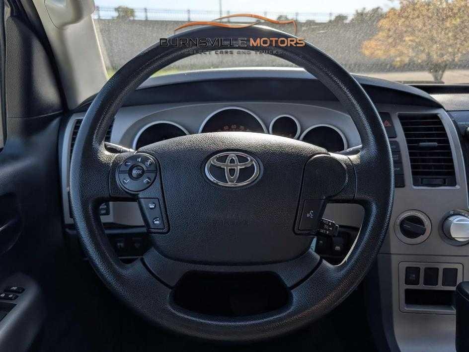 Toyota Tundra 4WD Truck CrewMax 5.7L FFV V8 6-Spd AT (Natl) 2012