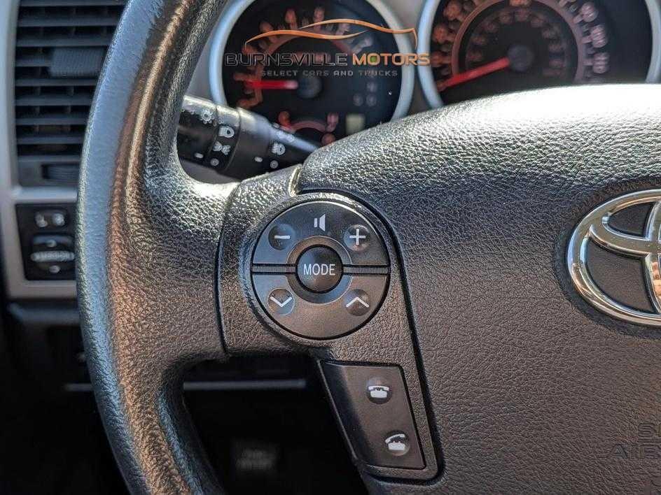 Toyota Tundra 4WD Truck CrewMax 5.7L FFV V8 6-Spd AT (Natl) 2012