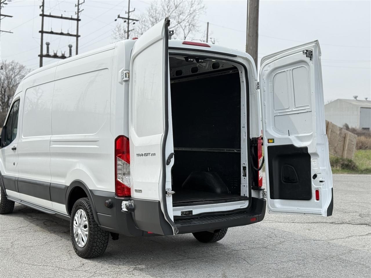 Ford Transit Van T-250 148" Med Rf 9000 GVWR Sliding RH Dr 2017