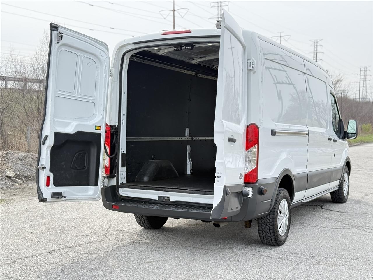 Ford Transit Van T-250 148" Med Rf 9000 GVWR Sliding RH Dr 2017