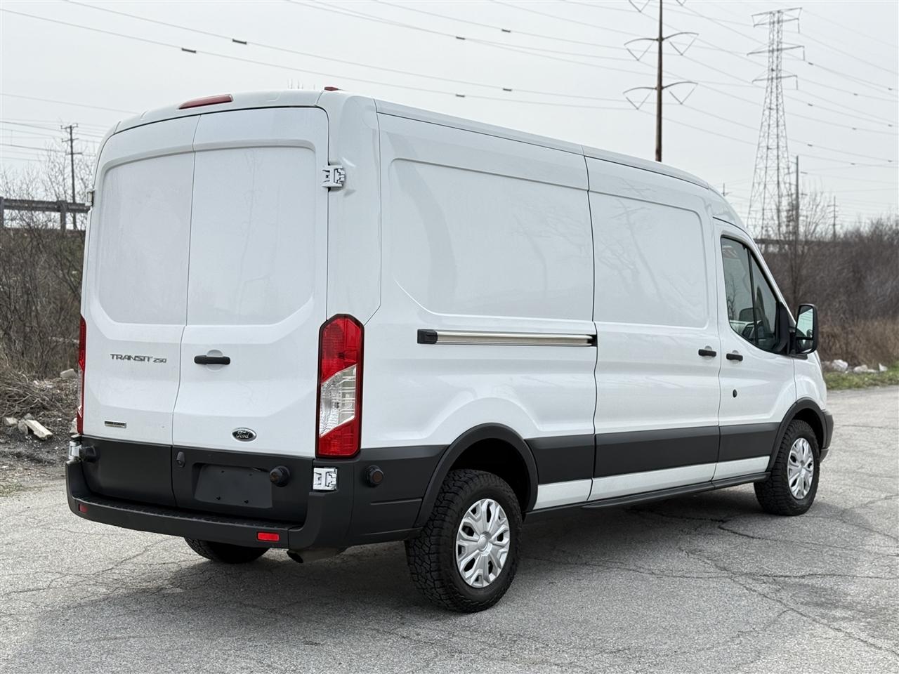 Ford Transit Van T-250 148" Med Rf 9000 GVWR Sliding RH Dr 2017