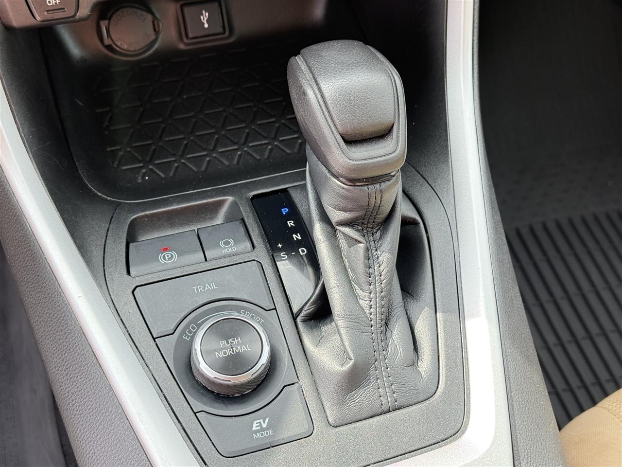 Toyota RAV4 Hybrid LE AWD (Natl) 2021