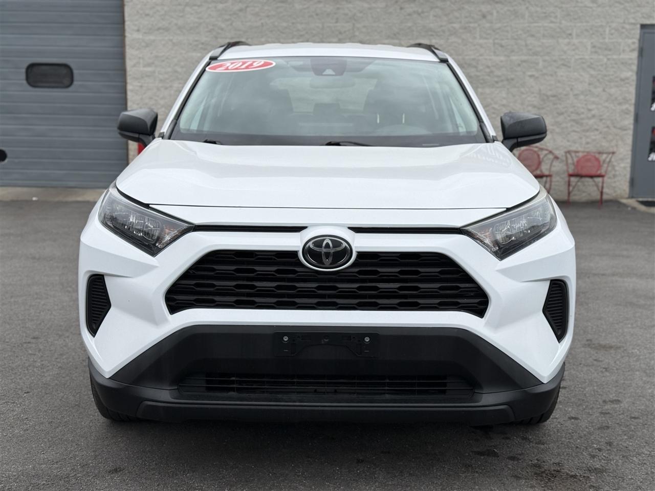 Toyota RAV4 LE FWD (Natl) 2019